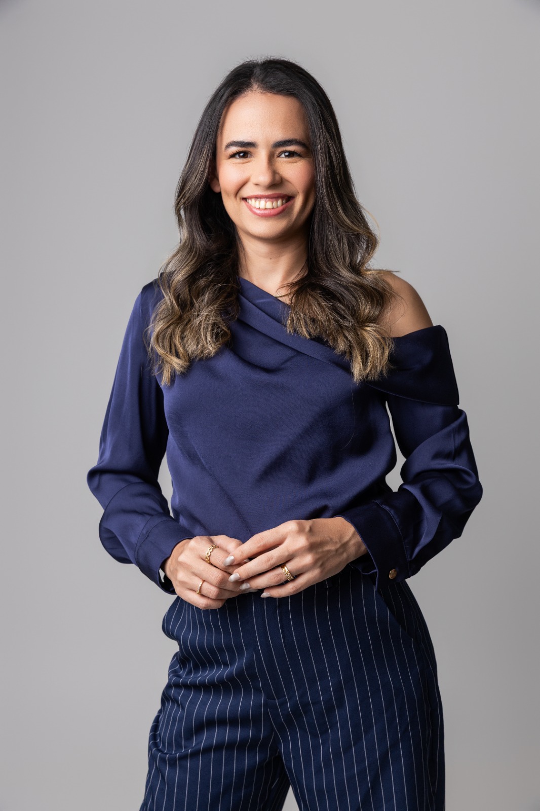 Maria, CEO da Azul Empréstimo Indaial, sentada em uma poltrona