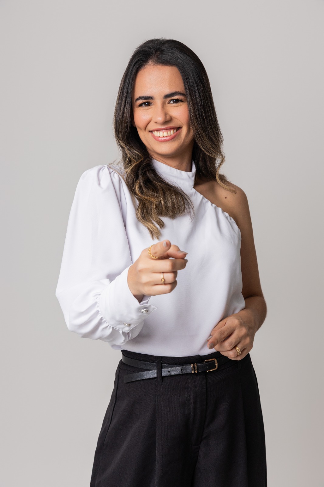 Maria, da Azul Empréstimo Indaial, convidando para o atendimento